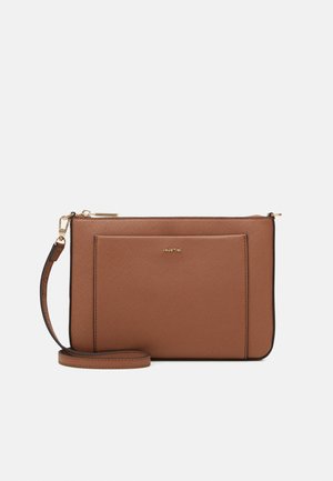 Bruine synthetische lederen crossbodytas met een gestructureerde afwerking, rechthoekige vorm, gouden hardware en een voorvak. Verstelbare riem inbegrepen.