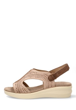 Sandalia beige de punta abierta con parte superior perforada, plantilla acolchada, correa marrón ajustable y suela de cuña para mayor altura y comodidad.