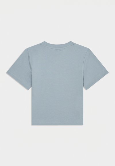 Φωτεινό μπλε κοντομάνικο t-shirt με στρογγυλή λαιμόκοψη, εμφανιζόμενο από πίσω με απλό σχέδιο και ορατές ραφές στο τελείωμα και τα μανίκια.