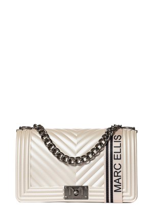 Borsa a tracolla bianca trapuntata con design a zig-zag, tracolla in catena argento, hardware con logo e tracolla in tessuto con "MARC ELLIS" in nero.