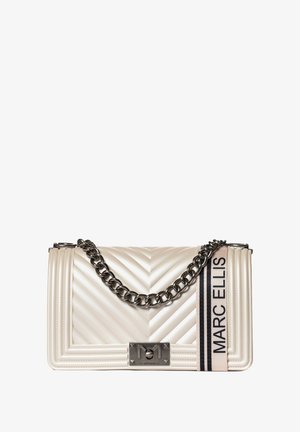Borsa a tracolla bianca trapuntata con design a zig-zag, tracolla in catena argento, hardware con logo e tracolla in tessuto con "MARC ELLIS" in nero.
