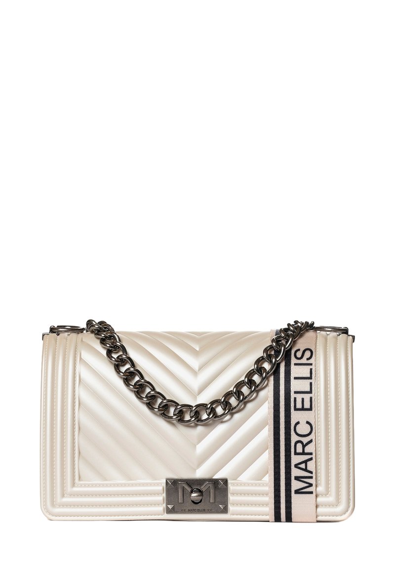 Borsa a tracolla bianca trapuntata con design a zig-zag, tracolla in catena argento, hardware con logo e tracolla in tessuto con "MARC ELLIS" in nero.