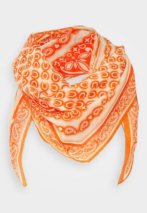 Pomarańczowo-kremowa bandana z wzorami paisley, podkowy i gwiazdy, złożona na białym tle.