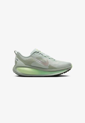 Nike Performance VOMERO 18 - Παπούτσια για τρέξιμο σε δρόμο - light silver barely volt dusty olive college grey