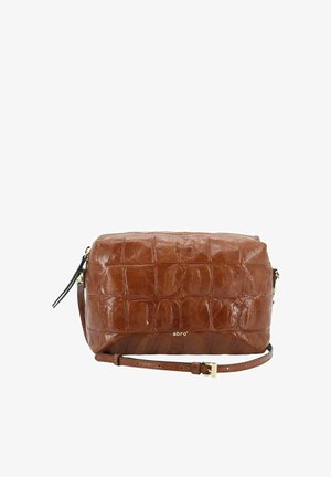 Sac besace en cuir marron à texture crocodile, fermeture éclair dorée, sangle réglable et petit logo "abro" sur le devant.
