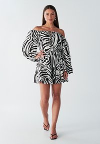 Schulterfreies, schwarz-weißes Zebra-Print-Kleid; leichtes Material; geraffte Taille mit Kordelzug; lange, gepuffte Ärmel; geschichteter Rock.