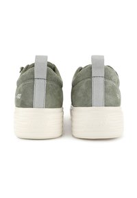 Des baskets en suede vert avec un talon rembourré, des accents gris et une épaisse semelle blanche avec des rayures texturées. Logo embossé sur la semelle.