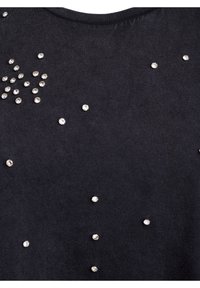 Haut en tissu noir avec des strass clairs dispersés de tailles variées. L'encolure est arrondie et la texture est lisse.