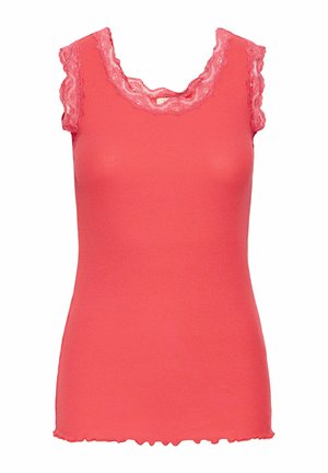 Korallefarbenes Tanktop aus geripptem Material mit einem gewellten Spitzenkragen und Rüschensäumen, das eine figurbetonte Silhouette und einen sanft gewellten Saum bietet.