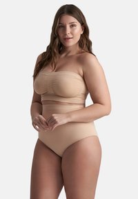 Top bandeau beige con arricciature laterali e culotte a vita alta, entrambi in tessuto liscio e elasticizzato. Design semplice e senza cuciture con una linea classica.