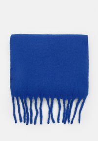 Lys blå uldhalstørklæde med en blød tekstur og frynsede kanter, rektangulær form, ensartet farve uden mønstre eller dekorationer.