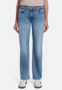 Jeans in denim blu chiaro con una vestibilità rilassata, lieve usura e cuciture a contrasto. Caratterizzati da cinque tasche e chiusura con bottone.