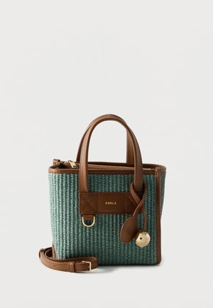 Lille vævet teal håndtaske med brune læderhåndtag, kant og en aftagelig rem, med et gyldent Furla-logo og dekorativt vedhæng.