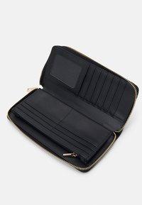 Portefeuille en cuir noir avec fermeture éclair dorée. Dispose de plusieurs emplacements pour cartes, d'une fenêtre transparente pour carte d'identité et d'un compartiment zippé pour les pièces ou les billets.