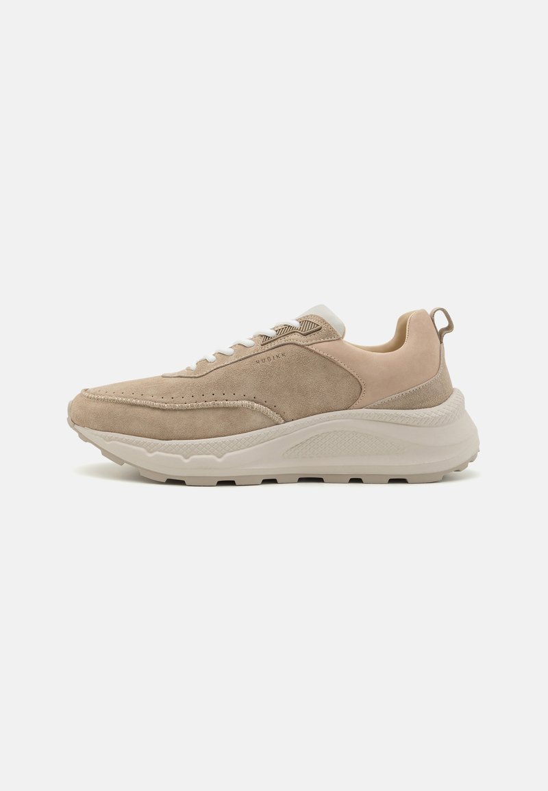 Beežid sneakersid nahast ja sueded upperiga, tekstuuriga detailid tallal ja valged paelad. Taga on tõmbevariant, mis muudab selga panemise lihtsaks.