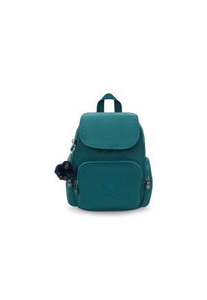 Türkisfarbener Rucksack mit strukturierter Oberfläche, Klappenverschluss, vorderer Reißverschlusstasche und einem Schlüsselanhänger-Anhänger. Verfügt über zwei Seitentaschen und einen oberen Griff.