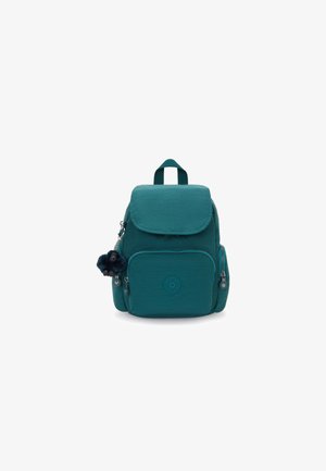 Türkisfarbener Rucksack mit strukturierter Oberfläche, Klappenverschluss, vorderer Reißverschlusstasche und einem Schlüsselanhänger-Anhänger. Verfügt über zwei Seitentaschen und einen oberen Griff.