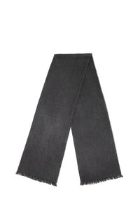 Écharpe rectangulaire gris foncé avec une texture subtile et des bords frangés, pliée dans le sens de la longueur sur un fond blanc.