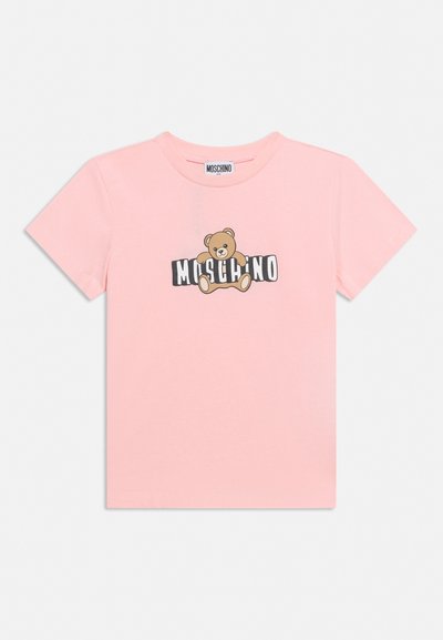 Ροζ κοντομάνικο t-shirt με γραφικό απεικονισμό αρκουδάκι που κρατάει μαύρα γράμματα που σχηματίζουν τη λέξη «MOSCHINO» στο στήθος.