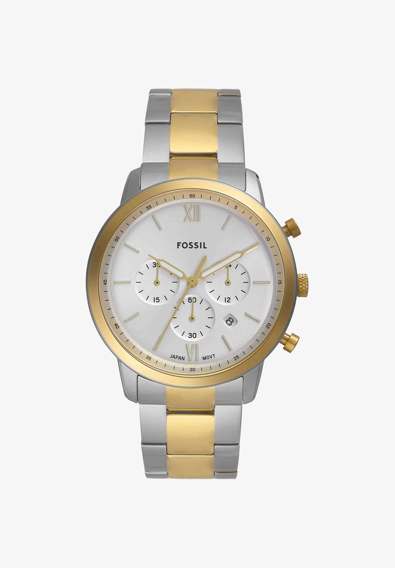 Heren Fossil polshorloge met zilver- en goudkleurige metalen band, witte wijzerplaat, gouden bezel, drie subdials en datumaanduiding op 4 uur.