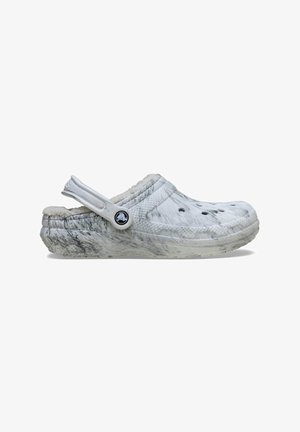 Weiße Marmor-Clogs mit einem weichen, flauschigen Futter, ergonomischer Form und Belüftungslöchern, mit einem abnehmbaren Fersenschutz und Logo-Details.
