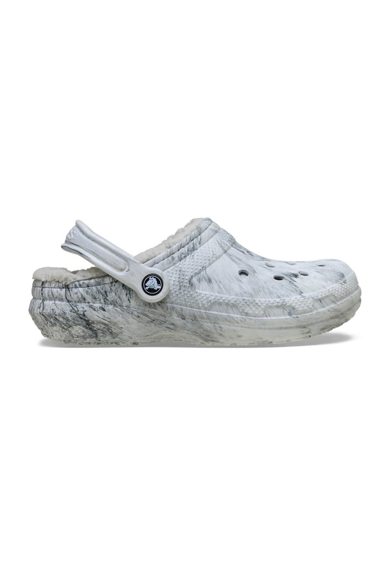 Weiße Marmor-Clogs mit einem weichen, flauschigen Futter, ergonomischer Form und Belüftungslöchern, mit einem abnehmbaren Fersenschutz und Logo-Details.