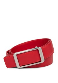 Une ceinture en cuir rouge enroulée avec une grande boucle rectangulaire en métal argenté sur un fond blanc.