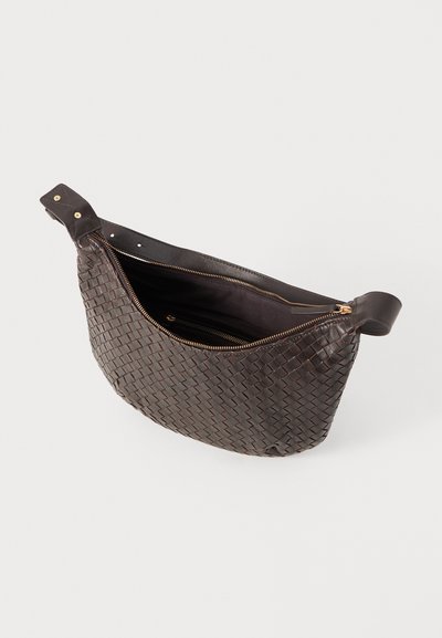 Sac en cuir tissé de couleur marron foncé avec une fermeture éclair et une bandoulière en cuir lisse. L'intérieur dispose d'un seul compartiment avec une texture douce.