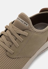 Skechers DELSON 3.0 - Zapatillas - taupe