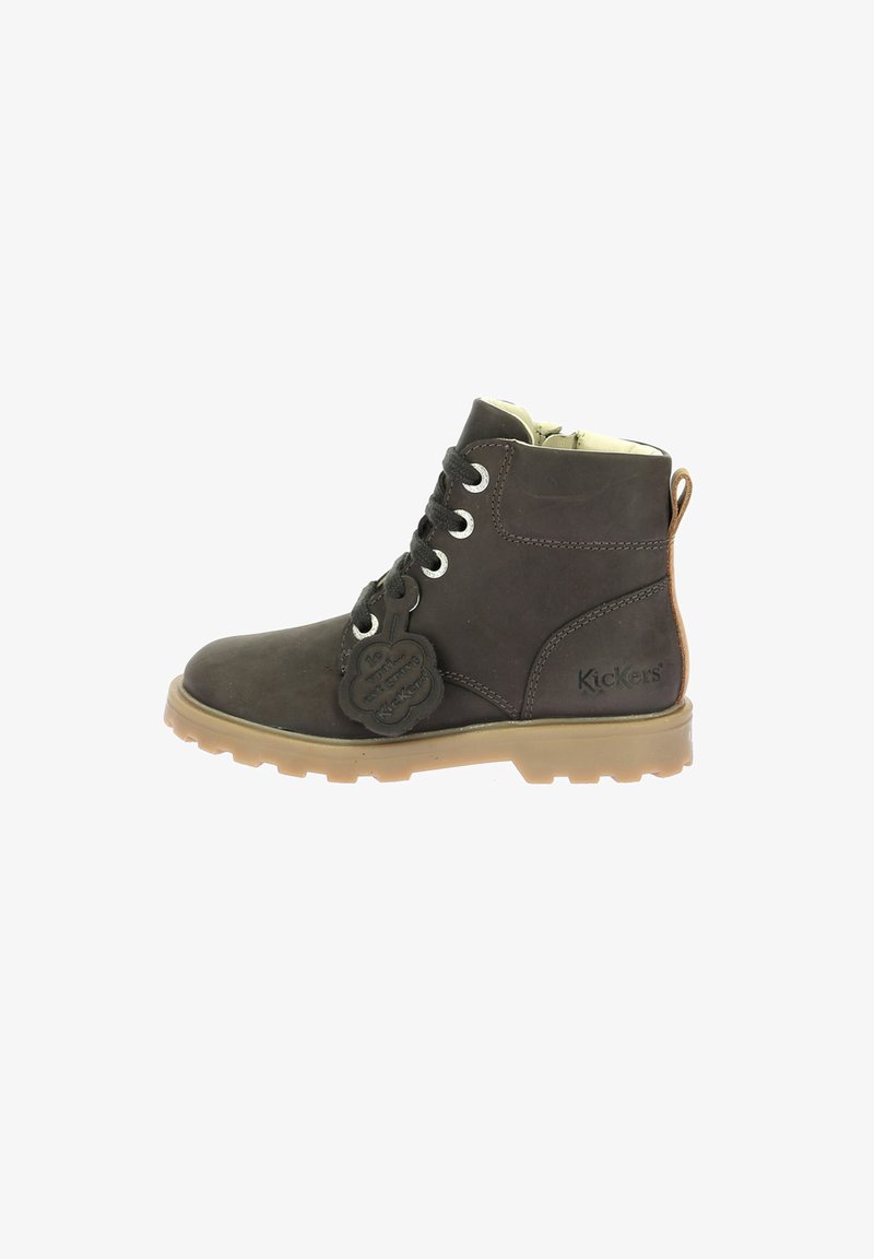 Stivale alla caviglia in pelle marrone con punta tondeggiante, chiusura con lacci sul davanti, occhielli in metallo argentato e suola in gomma testurizzata. Presenta un logo Kickers sul lato.