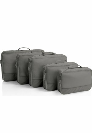 Cinco cubos de embalaje rectangulares grises en tamaños graduados, dispuestos de mayor a menor, todos con cremalleras y asas para llevar.