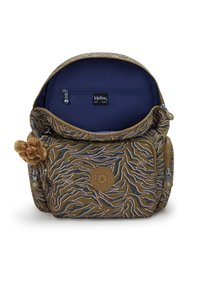 Brun mönstrad väska med dragkedjestängning, med ett mörkblått inre och en liten apa nyckelring som accent. Inkluderar en framficka.