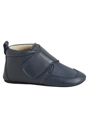 Bottine en cuir bleu marine avec une doublure douce, fermeture velcro, bout arrondi et coutures contrastées ; adaptée pour les nourrissons ou les tout-petits.