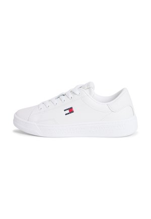 Baskets basses blanches avec lacets, petit logo Tommy Jeans rouge, blanc et bleu sur le côté, et marquage en relief sur la semelle.