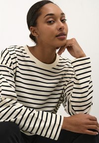 Kaffe KAWINNI - Pikkade varrukatega topp - antique white black stripe