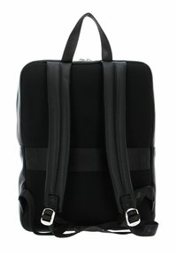 Sac à dos noir au design structuré, doté de panneaux en maille pour la ventilation, de bretelles rembourrées et d'une poignée de transport supérieure. Quincaillerie en ton argent.