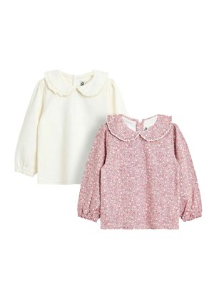 Dos blusas de manga larga: una blanca con un cuello con volantes y otra rosa con un estampado floral y un cuello similar. Ambas tienen cierre de botones.