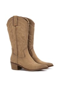Botas de vaquero de ante marrón con diseño bordado, punteras puntiagudas y tacones apilados. Con un pequeño logotipo en el costado.