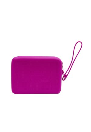Piccola pochette rettangolare viola con cerniera, superficie testurizzata e cinturino da polso staccabile, progettata per trasportare piccoli oggetti in sicurezza.