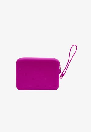 Piccola pochette rettangolare viola con cerniera, superficie testurizzata e cinturino da polso staccabile, progettata per trasportare piccoli oggetti in sicurezza.