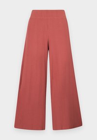 Pantalon large court de couleur rose poudrée avec une texture côtelée et une taille ajustée, affiché sur un fond blanc.