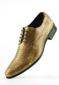 Gouden leren geklede schoen met een gestructureerd reptielpatroon, voorzien van vijf zwarte oogjes voor veters en een lage, solide zwarte hak.