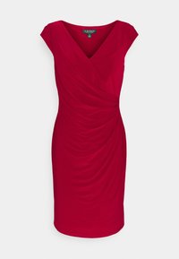 Vestido rojo de longitud a la rodilla con mangas tipo capa, escote en V y tejido drapeado para añadir textura. Material suave y elástico con detalles fruncidos.