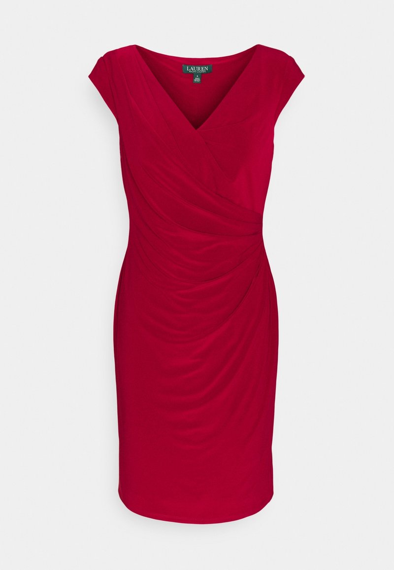 Vestido rojo de longitud a la rodilla con mangas tipo capa, escote en V y tejido drapeado para añadir textura. Material suave y elástico con detalles fruncidos.