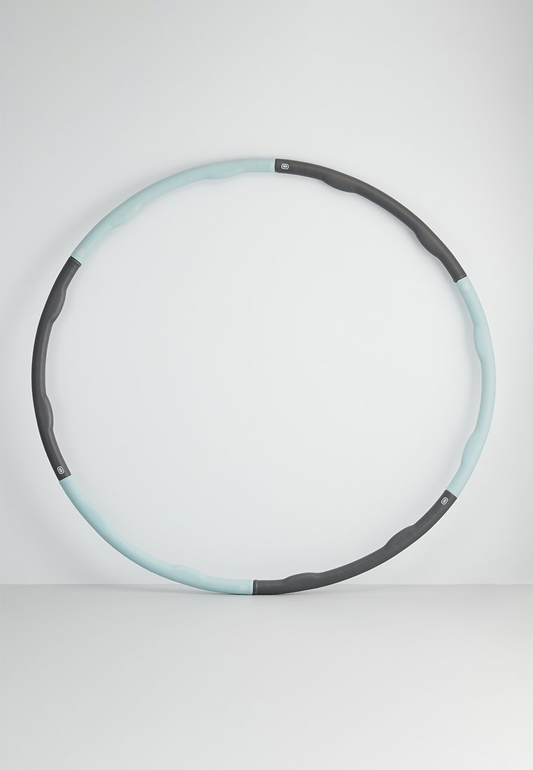 Hula hoop di forma rotonda, con una presa testurizzata in azzurro chiaro e nero. Superficie liscia, adatta per uso interno ed esterno.