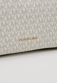 MICHAEL Michael Kors RAVEN SHOULDER BAG - Handtas - vanilla