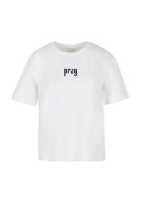 Fehér pamut póló rövid ujjakkal, kerek nyakkal, az elején fekete "pray" felirattal dekoratív betűtípussal. Egyszerű, díszítetlen dizájn.