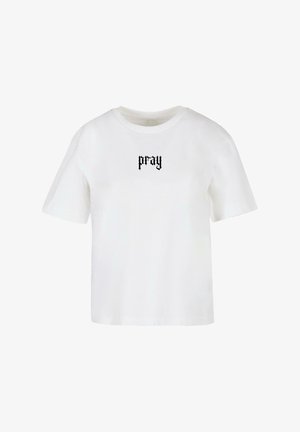 Witte katoenen T-shirt met korte mouwen, ronde hals, met zwarte "pray" tekst in een decoratief lettertype op de voorkant. Eenvoudig, ongecompliceerd ontwerp.
