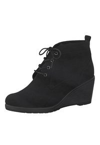 Bottine en suède noir avec un talon compensé, présentant un devant à lacets, des œillets ronds et un panneau arrière texturé.