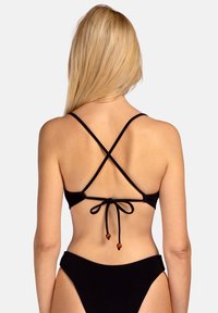 Czarny biustonosz bikini z krzyżującymi się ramiączkami; regulowane zawiązanie z tyłu; gładka tekstura z drewnianymi koralikami jako akcentami. Wysokiej talii pasujące majtki.